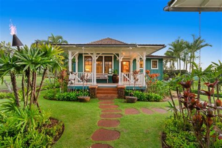 Can a non American buy a house in Hawaii?