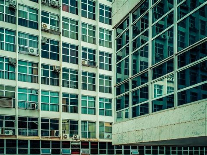 Can an AC unit heat a room?