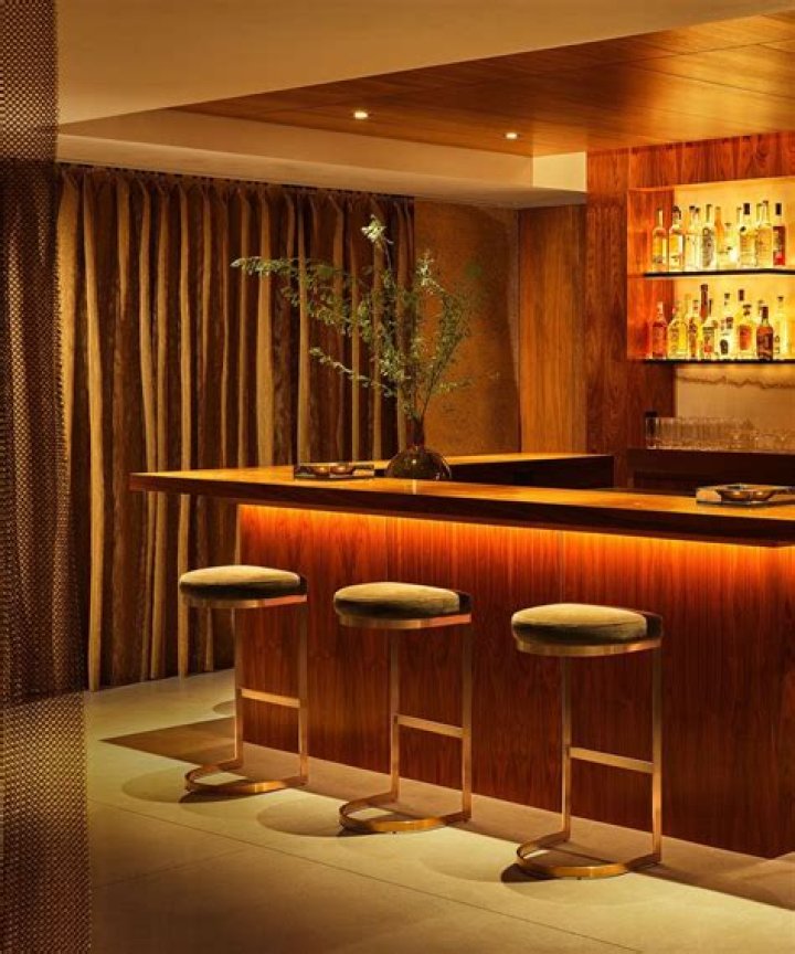 Can an owner of a bar take tips?