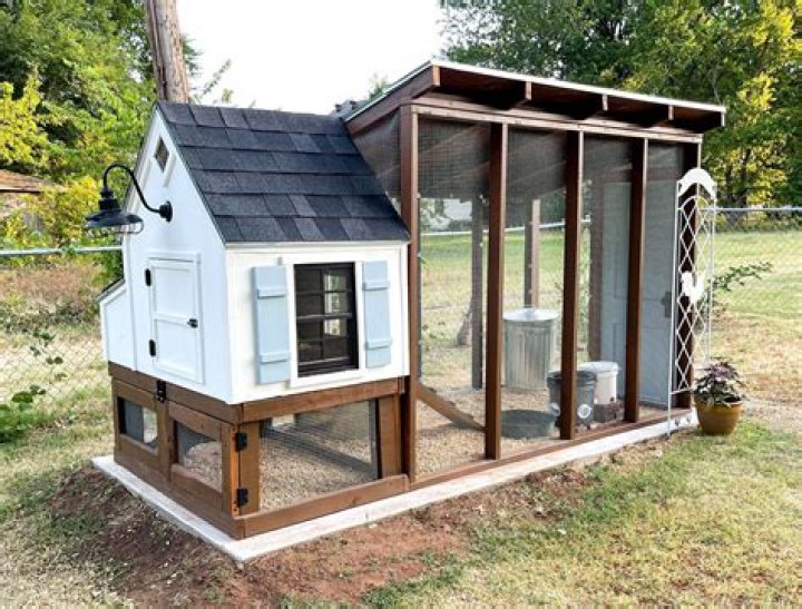 How much do chicken house farmers make?