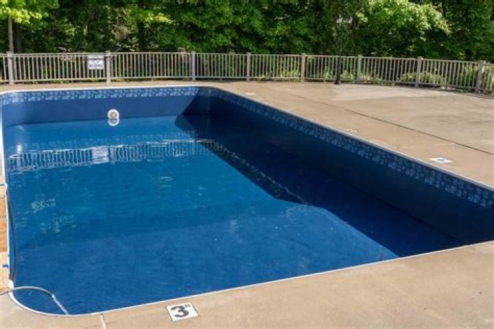 How much does it cost to replace pool liner?