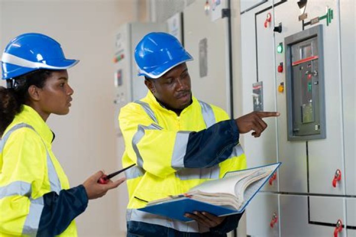 What is the difference between an electrician and a journeyman?
